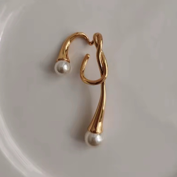 Elegant Gold and Pearl Cuff Earring - Picture 4 of 9